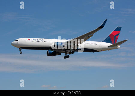 Delta Air Lines Boeing 767-300ER Langstrecke airliner auf Ansatz Stockfoto