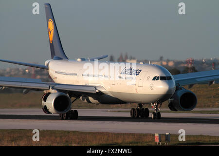 Zivile Luftfahrt. Lufthansa Airbus A330-300 bei der Ankunft in Malta bei Sonnenuntergang Stockfoto