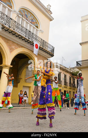 Vertikale Porträt von Stelzenläufern Durchführung ein Tanzprogramm in Havanna, Kuba. Stockfoto