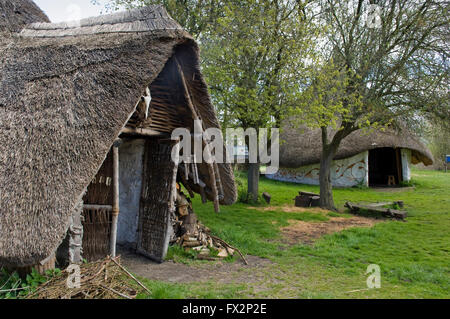 Neugestaltung der Rundhäuser, Einbaum und Sweet Track von der Eisenzeit, Glastonbury Lake Village, Somerset, UK. Stockfoto