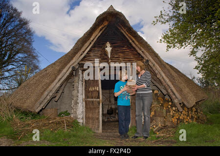 Erholung der runde Häuser, Einbaum und süßen Spur der Eisenzeit, glastonbury Lake Village, Somerset, UK. Stockfoto