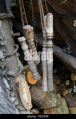 Neugestaltung der Rundhäuser, Einbaum und Sweet Track von der Eisenzeit, Glastonbury Lake Village, Somerset, UK. Stockfoto