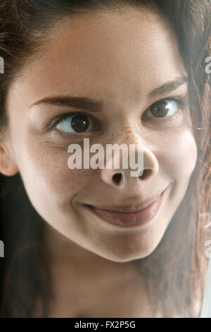 Lustiges Gesicht verspielte junge Frau Stockfoto