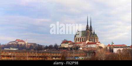 Panorama der alten Stadt Brno in Tschechien mit Spilberk Schloss auf der linken Seite und Kathedrale der Heiligen Peter und Paul auf der rechten Seite Stockfoto