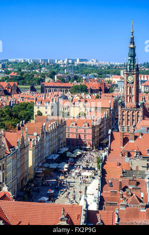 Altstadt in Danzig, Polen mit langen Markt (Dlugi Targ) und Rathausturm. Luftaufnahme. Stockfoto
