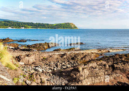 Klippen und Felsen an der Küste von Antrim County in Nordirland, Vereinigtes Königreich. Stockfoto