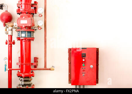 Regler und Schlauch Wasser sprinkler und Feuer Kampfsystem Stockfoto