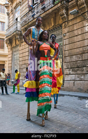 Vertikale Porträt von Stelzenläufern posiert für ein Foto in Havanna, Kuba. Stockfoto