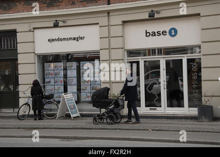 COPENHAGEN / DENMARK  10. April 2016- -Immobilien-Büro auf Holmbladgade Amager Photo.Francis Joseph Dean/DeanPictures) Stockfoto