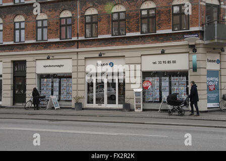 COPENHAGEN / DENMARK  10. April 2016- -Immobilien-Büro auf Holmbladgade Amager Photo.Francis Joseph Dean/DeanPictures) Stockfoto