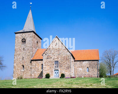 Evangelische Kirche (13. Jh.) in Windheim in der Nähe von Petershagen. Stockfoto