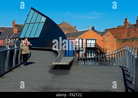 Frau zu Fuß auf Skala Brücke, Hull, East Riding of Yorkshire, Humberside, England UK Stockfoto