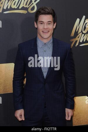 Burbank, CA. 9. April 2016. Adam Devine im Ankunftsbereich für MTV Movie Awards 2016 - Ankunft 1, Warner Bros.-Studios, Burbank, CA 9. April 2016. Bildnachweis: Dee Cercone/Everett Collection/Alamy Live-Nachrichten Stockfoto