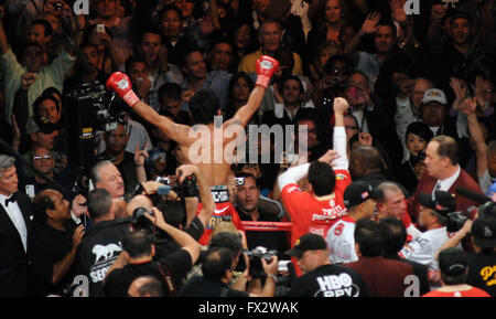 Datei. 9. April 2016. MANNY PACQUIAO (58-6-2) in den Ruhestand nach dem Sieg gegen Timothy Bradley durch einstimmigen Beschluss. Die philippinische Superstar hatte eine 21-jährige Karriere immer das erste und nur acht-Teilung Weltmeister, in denen er zehn WM-Titel als auch der erste, der die lineare Meisterschaft in vier verschiedenen Gewichtsklassen zu gewinnen gewonnen hat. Laut Forbes war er der 2. höchste bezahlte Sportler der Welt ab 2015. Im Bild: 14. November 2009 - Las Vegas, Nevada, USA - Manny Pacquiao feiert nach dem Sieg durch TKO gegen Miguel Cotto in der 12. Runde bei der WBO im Weltergewicht Meisterschaft Kampf einschrauben Stockfoto