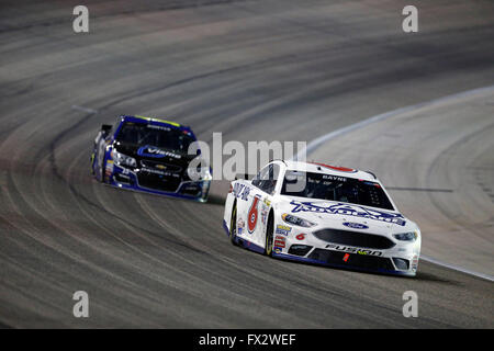 Ft. Worth, TX, USA. 9. April 2016. Ft. Worth, TX - 9. April 2016: Trevor Bayne (6) Schlachten für Position während der Duck Commander 500 auf dem Texas Motor Speedway in ft. Worth, TX. Bildnachweis: Csm/Alamy Live-Nachrichten Stockfoto