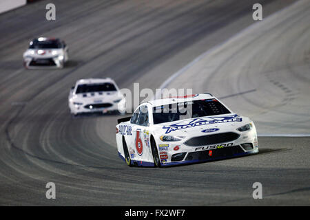 Ft. Worth, TX, USA. 9. April 2016. Ft. Worth, TX - 9. April 2016: Trevor Bayne (6) Schlachten für Position während der Duck Commander 500 auf dem Texas Motor Speedway in ft. Worth, TX. Bildnachweis: Csm/Alamy Live-Nachrichten Stockfoto
