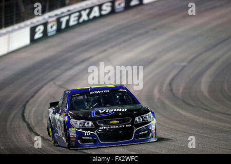 Ft. Worth, TX, USA. 9. April 2016. Ft. Worth, TX - 9. April 2016: Clint Bowyer (15) Schlachten für Position während der Duck Commander 500 auf dem Texas Motor Speedway in ft. Worth, TX. Bildnachweis: Csm/Alamy Live-Nachrichten Stockfoto