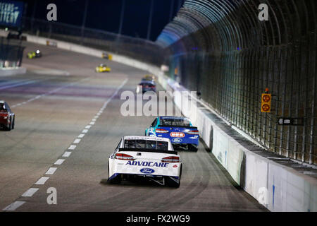 Ft. Worth, TX, USA. 9. April 2016. Ft. Worth, TX - 9. April 2016: Trevor Bayne (6) Schlachten für Position während der Duck Commander 500 auf dem Texas Motor Speedway in ft. Worth, TX. Bildnachweis: Csm/Alamy Live-Nachrichten Stockfoto