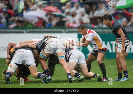 Hong Kong, China. 10. April 2016. Deutschlands Pierre Mathurin (2. R) in Aktion während das Halbfinale des Turniers Rugby-match Hong Kong Vs Deutschland in Hong Kong, China, 10. April 2016. Das Match endete 17-7. Foto: Jürgen Kessler/Dpa - NO-Draht-SERVICE-/ Dpa/Alamy Live News Stockfoto