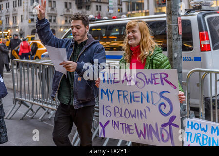 New York, Vereinigte Staaten von Amerika. 9. April 2016. New Yorker, treten für Gruppen und Studenten versammelten sich auf einer Kundgebung vor dem Hilton Midtown Hotel Mayor de Blasio und Gouverneur Andrew Cuomo feste Verpflichtungen einzugehen, um Offshore-Windkraft auffordern. Mayor de Blasio prüft derzeit die Möglichkeiten zur Versorgung aller Gebäude der Stadt aus erneuerbaren Quellen und wird voraussichtlich eine allgemeine Aussage über seine Strategie für die Erfüllung dieses Ziels am Earth Day am 22. April machen. © Erik Mc Gregor/Pacific Press/Alamy Live-Nachrichten Stockfoto