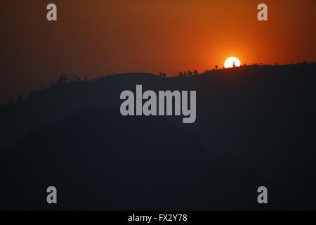 Balthali Village, Nepal. 10. April 2016. Die Sonne ist im Bild Aufstand Hills gesehen vom Balthali Village befindet sich 42 km südöstlich von Kathmandu in Nepal auf Sonntag, 10. April 2016. © Skanda Gautam/ZUMA Draht/Alamy Live-Nachrichten Stockfoto