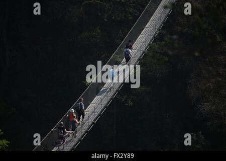 Balthali Village, Nepal. 10. April 2016. Reisenden vorbei an einer Hängebrücke im Balthali Village befindet sich 42 km südöstlich von Kathmandu in Nepal auf Sonntag, 10. April 2016. © Skanda Gautam/ZUMA Draht/Alamy Live-Nachrichten Stockfoto