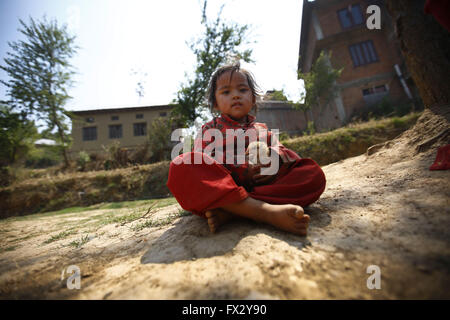 Balthali Village, Nepal. 10. April 2016. Eine Mädchen hält, dass ein Vogel wie sie aussieht Balthali Village auf 42 km südöstlich von Kathmandu in Nepal auf Sonntag, 10. April 2016 befindet. © Skanda Gautam/ZUMA Draht/Alamy Live-Nachrichten Stockfoto