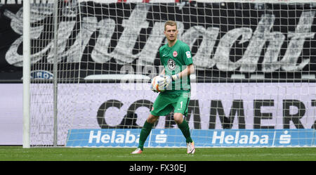 Frankfurts Torhüter Lukas Hradecky in Aktion während der deutschen Fußball-Bundesliga-Fußball-match zwischen Eintracht Frankfurt und TSG 1899 Hoffenheim in Frankfurt Am Main, Deutschland, 9. April 2016. Foto: ARNE DEDERT/dpa Stockfoto