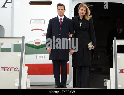 Berlin, Deutschland. 10. April 2016. Mexikanischer Präsident Enrique Pena Nieto (L) und seine Frau Angelika Rivera kommen am Flughafen Tegel in Berlin, Deutschland, 10. April 2016. Foto: BRITTA PEDERSEN/Dpa/Alamy Live News Stockfoto