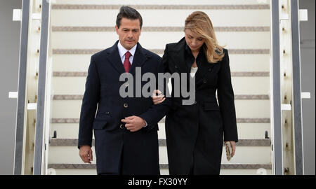 Berlin, Deutschland. 10. April 2016. Mexikanischer Präsident Enrique Pena Nieto (L) und seine Frau Angelika Rivera kommen am Flughafen Tegel in Berlin, Deutschland, 10. April 2016. Foto: BRITTA PEDERSEN/Dpa/Alamy Live News Stockfoto