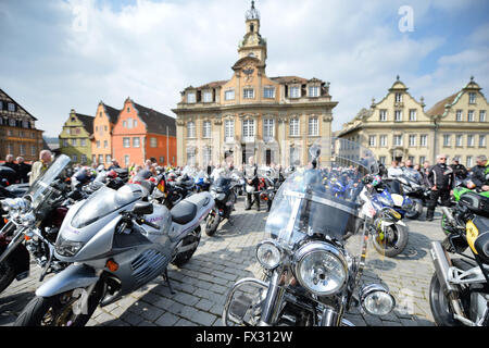 Schwäbisch Hall, Deutschland. 10. April 2016. Menschen mit ihren Motorrädern stehen vor dem Rathaus in Schwäbisch Hall, Deutschland, 10. April 2016. Ein traditionellen Gottesdienst für Motorradfahrer findet jedes Jahr zu Beginn der neuen Motorrad Saison Enthusiasten der Freuden und Gefahren des Sports zu erinnern. Foto: JAN-PHILIPP STROBEL/Dpa/Alamy Live News Stockfoto