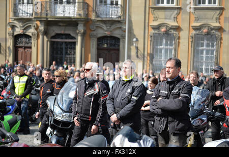 Schwäbisch Hall, Deutschland. 10. April 2016. Menschen mit ihren Motorrädern stehen vor dem Rathaus in Schwäbisch Hall, Deutschland, 10. April 2016. Ein traditionellen Gottesdienst für Motorradfahrer findet jedes Jahr zu Beginn der neuen Motorrad Saison Enthusiasten der Freuden und Gefahren des Sports zu erinnern. Foto: JAN-PHILIPP STROBEL/Dpa/Alamy Live News Stockfoto