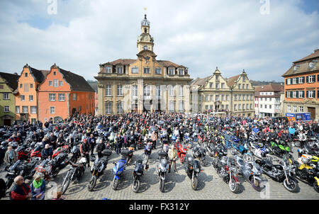 Schwäbisch Hall, Deutschland. 10. April 2016. Menschen mit ihren Motorrädern stehen vor dem Rathaus in Schwäbisch Hall, Deutschland, 10. April 2016. Ein traditionellen Gottesdienst für Motorradfahrer findet jedes Jahr zu Beginn der neuen Motorrad Saison Enthusiasten der Freuden und Gefahren des Sports zu erinnern. Foto: JAN-PHILIPP STROBEL/Dpa/Alamy Live News Stockfoto