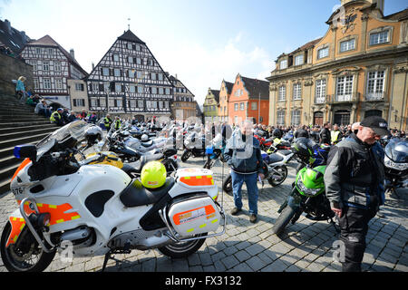 Schwäbisch Hall, Deutschland. 10. April 2016. Menschen mit ihren Motorrädern stehen vor dem Rathaus in Schwäbisch Hall, Deutschland, 10. April 2016. Ein traditionellen Gottesdienst für Motorradfahrer findet jedes Jahr zu Beginn der neuen Motorrad Saison Enthusiasten der Freuden und Gefahren des Sports zu erinnern. Foto: JAN-PHILIPP STROBEL/Dpa/Alamy Live News Stockfoto