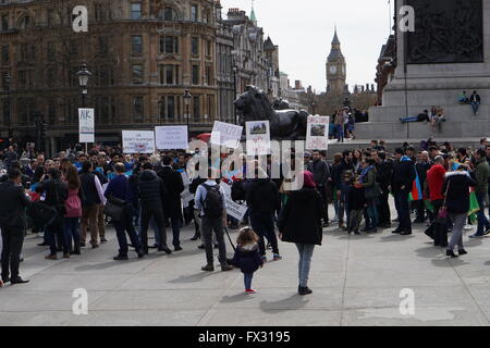 London, UK. 10. April 2016. : Aserbaidschanische Gemeinschaft unterstützt durch türkische Gemeinde Protest gegen armenische Grenzkonflikt tötet 81 aserbaidschanische Soldaten am Trafalgar Square in London. Bildnachweis: Siehe Li/Alamy Live News Stockfoto