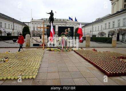 Warschau. 10. April 2016. Das Foto, aufgenommen am 10. April 2016 zeigt Denkmal Blumen, Kerzen und Porträts vor das Präsidialamt in Warschau, die Hauptstadt von Polen. Polen war am Sonntag der sechste Jahrestag des Flugzeugabsturzes in dem 96 polnischen Menschen, einschließlich der dann-polnischen Präsidenten Lech Kaczynski getötet wurden. Bildnachweis: Han Mei/Xinhua/Alamy Live-Nachrichten Stockfoto