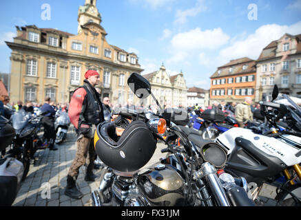 Schwäbisch Hall, Deutschland. 10. April 2016. Ein Helm abgebildet auf einem Motorrad vor dem Rathaus in Schwäbisch Hall, Deutschland, 10. April 2016. Ein traditionellen Gottesdienst für Motorradfahrer findet jedes Jahr zu Beginn der neuen Motorrad Saison Enthusiasten der Freuden und Gefahren des Sports zu erinnern. Foto: JAN-PHILIPP STROBEL/Dpa/Alamy Live News Stockfoto