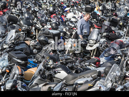 Niedergruendau, Deutschland. 10. April 2016. Motorräder parken an der 35. "Anlassen" (lit.) Starten eines Motors) markiert den Beginn der neuen Motorrad-Saison in Niedergruendau, Deutschland, 10. April 2016. Foto: FRANK RUMPENHORST/Dpa/Alamy Live News Stockfoto