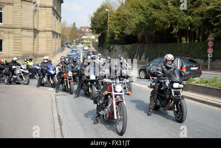 Schwäbisch Hall, Deutschland. 10. April 2016. Menschen mit ihren Motorrädern fahren nach einem Gottesdienst für Motorradfahrer in Schwäbisch Hall, Deutschland, 10. April 2016. Ein traditionellen Gottesdienst für Motorradfahrer findet jedes Jahr zu Beginn der neuen Motorrad Saison Enthusiasten der Freuden und Gefahren des Sports zu erinnern. Foto: JAN-PHILIPP STROBEL/Dpa/Alamy Live News Stockfoto