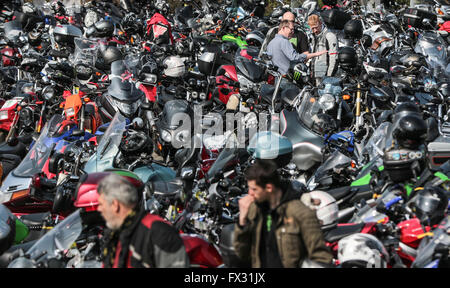 Niedergruendau, Deutschland. 10. April 2016. Motorräder parken an der 35. "Anlassen" (lit.) Starten eines Motors) markiert den Beginn der neuen Motorrad-Saison in Niedergruendau, Deutschland, 10. April 2016. Foto: FRANK RUMPENHORST/Dpa/Alamy Live News Stockfoto