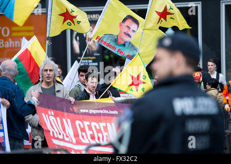 Köln, Deutschland. 10. April 2016. Teilnehmer von einer kurdischen Rallye-Protest vor dem Hauptbahnhof in Köln, 10. April 2016. Foto: MARIUS BECKER/Dpa/Alamy Live News Stockfoto