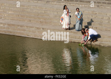 Mumbai, Indien. 10. April 2016. Prinz William die Duke Cambridge & Kate Middleton die Herzogin von Cambridge Besuch Banganga Wassertank am 10. April 2016 in Mumbai, Indien. Bildnachweis: Chirag Wakaskar/Alamy Live-Nachrichten Stockfoto