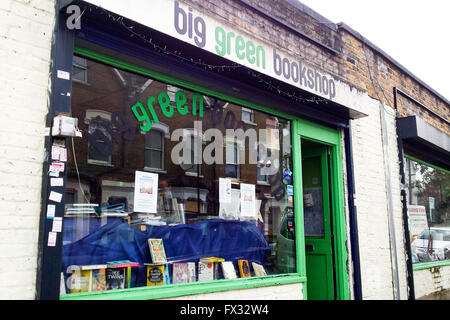 Wood Green, London, UK. 10. April 2016. Mehr als 5.400 £ hat Kunden in großen Grün-Buchhandlung in Wood Green, North London nach £600 Diebstahl am vergangenen Mittwoch gespendet. Neben Online-Geld, Kunden haben die Buchhandlung zu besuchen, mehr Bücher zu kaufen und Geld zu spenden. Die Buchhandlung läuft bereits seit acht Jahren und wird ein Teil des Geldes in Richtung seiner neuen Schulen Belohnung Schemas, das wenige vor der Dieb Tage nun vorgelegt. Bildnachweis: Dinendra Haria/Alamy Live-Nachrichten Stockfoto