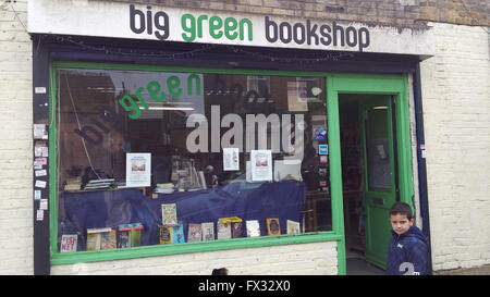 Wood Green, London, UK. 10. April 2016. Mehr als 5.400 £ hat Kunden in großen Grün-Buchhandlung in Wood Green, North London nach £600 Diebstahl am vergangenen Mittwoch gespendet. Neben Online-Geld, Kunden haben die Buchhandlung zu besuchen, mehr Bücher zu kaufen und Geld zu spenden. Die Buchhandlung läuft bereits seit acht Jahren und wird ein Teil des Geldes in Richtung seiner neuen Schulen Belohnung Schemas, das wenige vor der Dieb Tage nun vorgelegt. Bildnachweis: Dinendra Haria/Alamy Live-Nachrichten Stockfoto