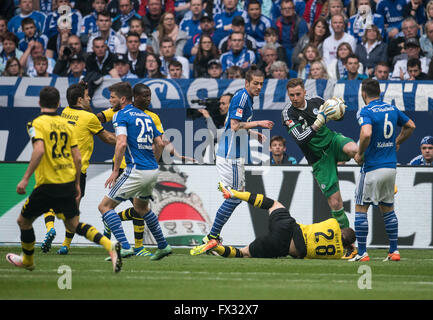 Fußball: Bundesliga, 29. Spieltag: FC Schalke 04 - Borussia Dortmund bin 10.04.2016 in der Veltins Arena in Gelsenkirchen (Nordrhein-Westfalen). Schalkes Torhüter Ralf Fährmann (2.v.r.) Fängt Den Ball. Foto: Bernd Thissen/Dpa (Wichtiger Hinweis: Aufgrund der Akkreditierungsbestimmungen der DFL ist Die Publikation Und Weiterverwertung Im Internet Und in Online-Medien Studienabschnitte des phonen Auf Insgesamt Fünfzehn Bilder pro Spiel Begrenzt.)    (c) Dpa - Bildfunk Stockfoto