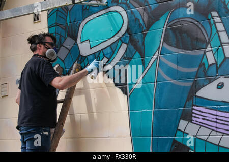 Ein Graffiti artist Lackierung ein buntes Stück Arbeit in London, England Vereinigtes Königreich Großbritannien Stockfoto