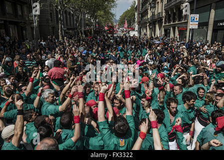 Barcelona, Katalonien, Spanien. 10. April 2016. Die "Castellers de Sabadell" feiern einen menschlichen Turm während einer "Diada" in Barcelonas Portal de l ' Angel Credit: Matthias Oesterle/ZUMA Draht/Alamy Live News Stockfoto