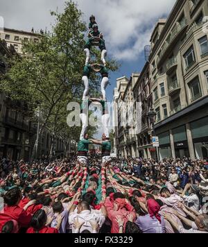 Barcelona, Katalonien, Spanien. 10. April 2016. "Castellers de Sabadell" Baue einen menschlichen Turm während einer "Diada" in Barcelonas Portal de l ' Angel Credit: Matthias Oesterle/ZUMA Draht/Alamy Live News Stockfoto