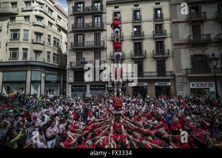 Barcelona, Katalonien, Spanien. 10. April 2016. "Die Castellers de Barcelona" Baue einen menschlichen Turm während einer "Diada" in Barcelonas Portal de l ' Angel Credit: Matthias Oesterle/ZUMA Draht/Alamy Live News Stockfoto