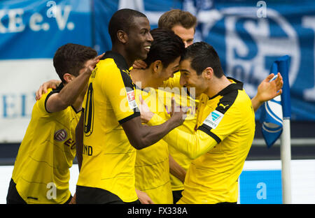 Gelsenkirchen, Deutschland. 10. April 2016. Dortmunder Shinji Kagawa (C) feiert sein 1: 0-Tor mit Teamkollegen Christian Pulisic (L-R), Adrian Ramos und Henrikh Mkhitaryan während der deutschen Fußball-Bundesliga-Fußball-match zwischen FC Schalke 04 und Borussia Dortmund in der Veltins Arena in Gelsenkirchen, Deutschland, 10. April 2016. Foto: BERND THISSEN/Dpa (EMBARGO Bedingungen - Achtung: aufgrund der Akkreditierungsrichtlinien die DFL nur erlaubt die Veröffentlichung und Nutzung von bis zu 15 Bilder pro Spiel im Internet und in Online-Medien während des Spiels.) / Dpa/Alamy Live News Stockfoto